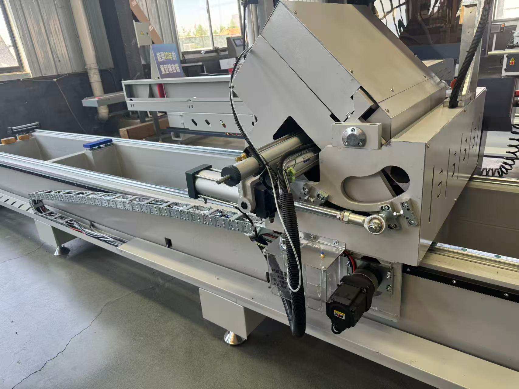 550 CNC 外部ピボット精密マイターソー、45°/90