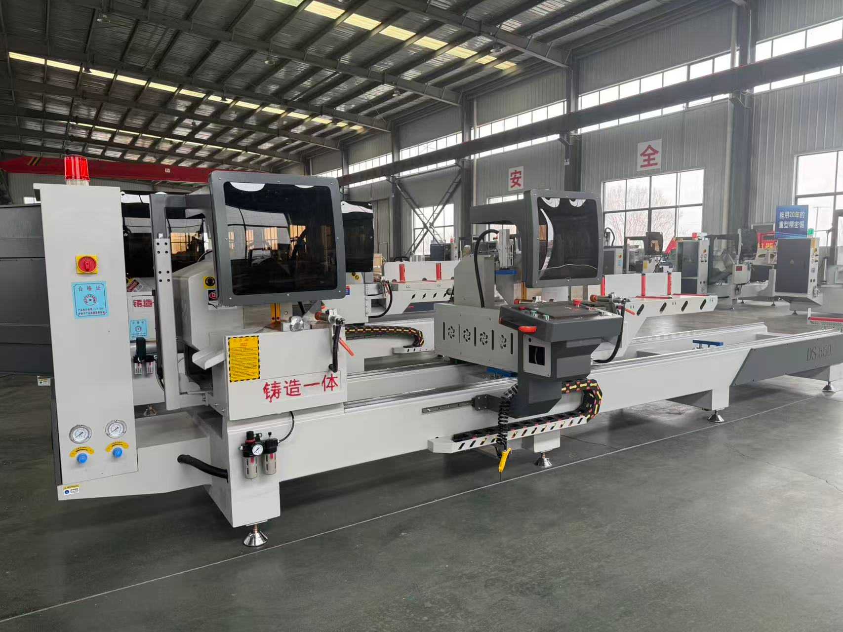 550 CNC 内部スイベル 45 度および 90 度精密鋸