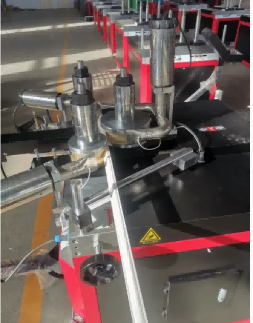 アルミニウムおよび PVC 窓/ドア プロファイル用 CNC 曲げ機