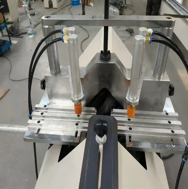PVC ドア & 窓製造用の頑丈な高精度双頭 UPVC 窓ガラス ビーズマイター切断鋸機
